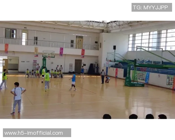 中学生篮球班赛惊现绝杀三分球精彩瞬间引发热议